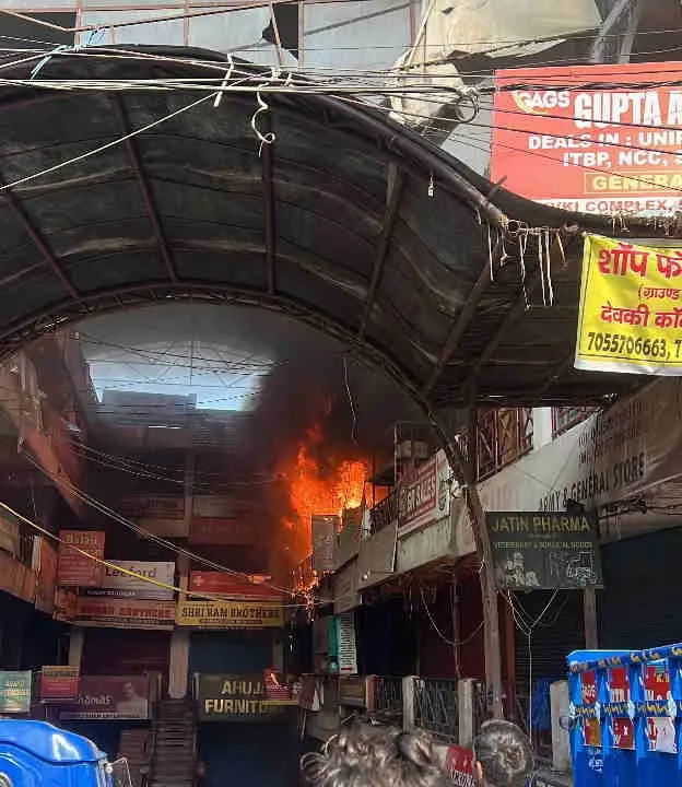 देहरादून के मोती बाजार स्थित रेवती कॉम्प्लेक्स में लगी आग, कपड़ों और फर्नीचर की दुकान का सामान जला
