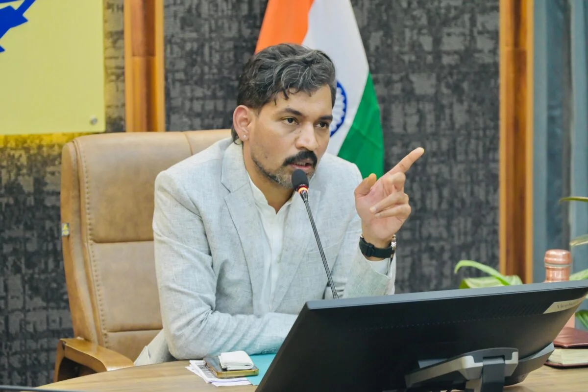 डीएम आशीष चौहान ने देहरादून की यातायात समस्या के स्थायी समाधान के लिए मास्टर प्लान बनाने के दिए निर्देश