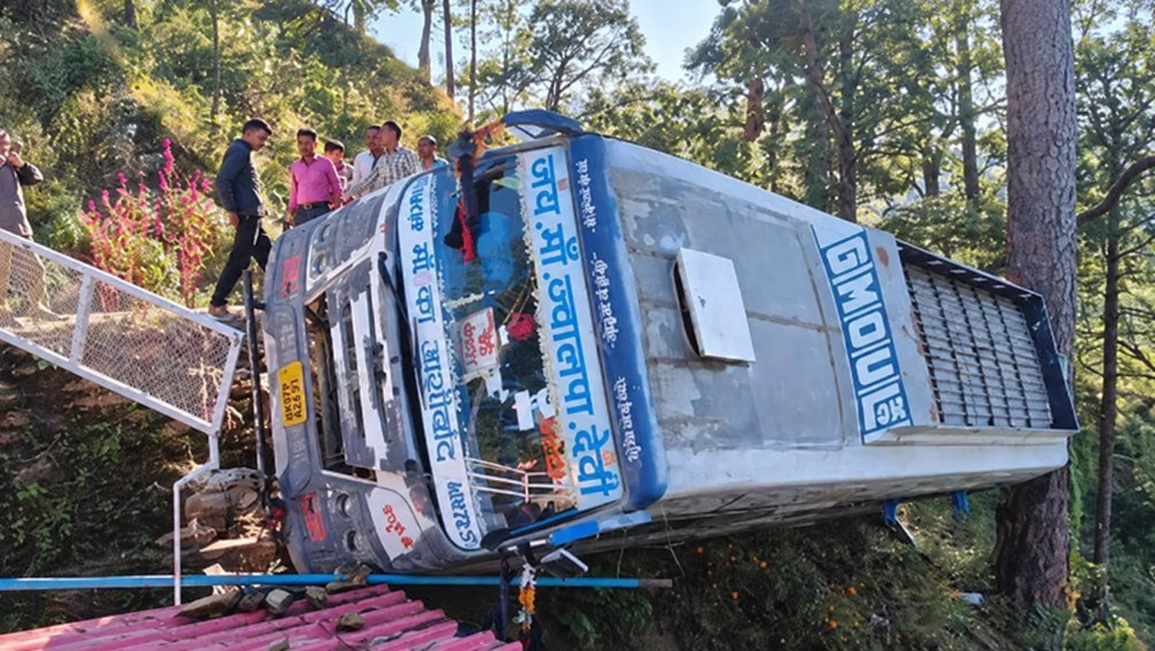 पौड़ी गढ़वाल में खाई में गिरी GMOU की बस, 30 यात्रियों की अटकी जान; पेड़ से टकराकर रुकी बस