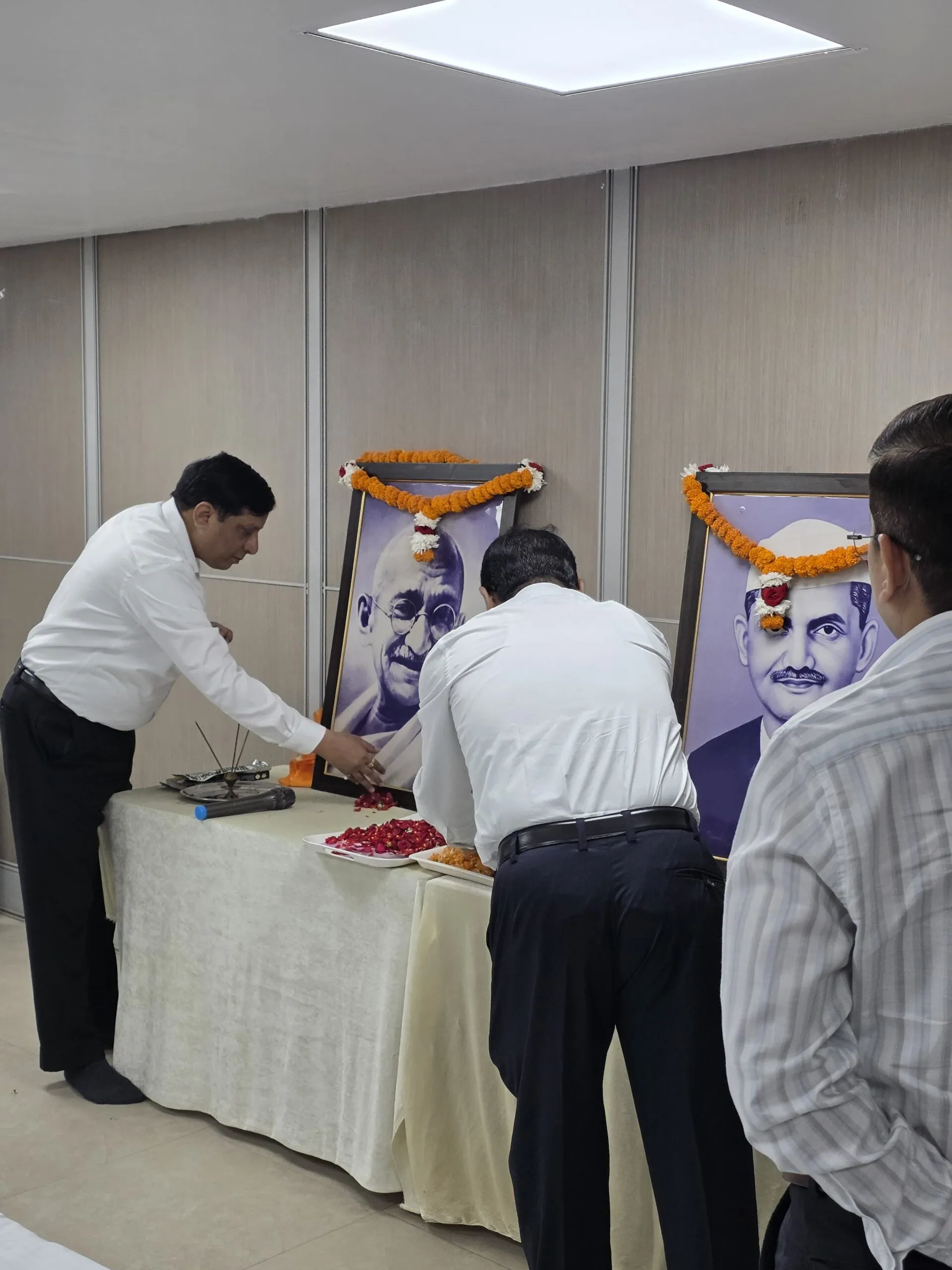 गांधी और शास्त्री के जीवन मूल्यों को आत्मसात करने का संकल्प, अधिकारियों-कर्मचारियों ने अर्पित किए श्रद्धासुमन