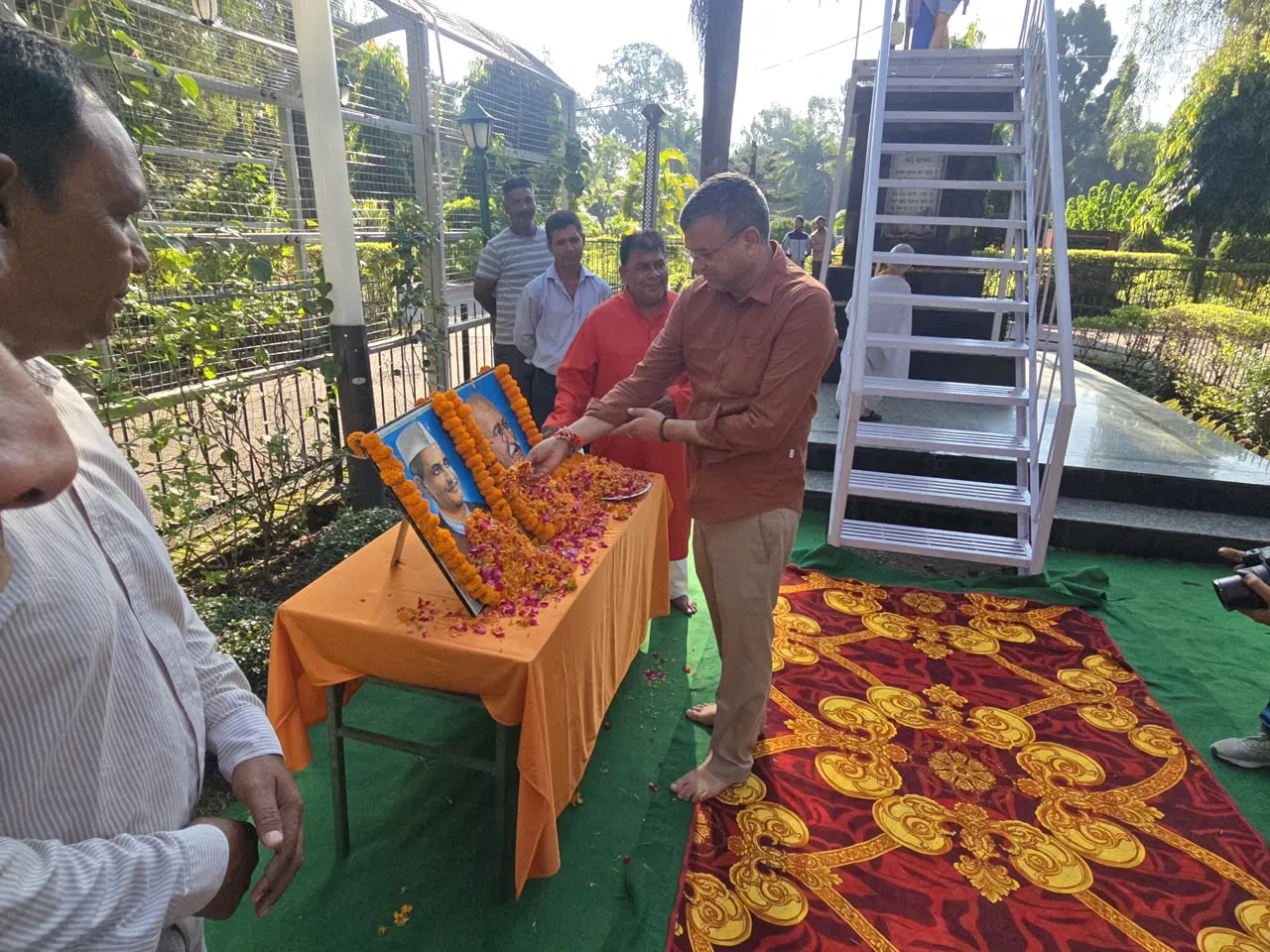 महात्मा गांधी एवं लाल बहादुर शास्त्री की जयंती पर मेयर सौरभ थपलियाल ने अर्पित किए श्रद्धासुमन