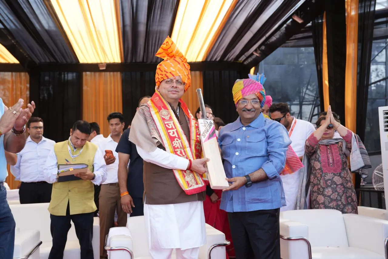 नमो क्रिकेट लीग में मुख्यमंत्री धामी ने खिलाड़ियों के साथ खेला क्रिकेट, बढ़ाया युवा खिलाड़ियों का उत्साह