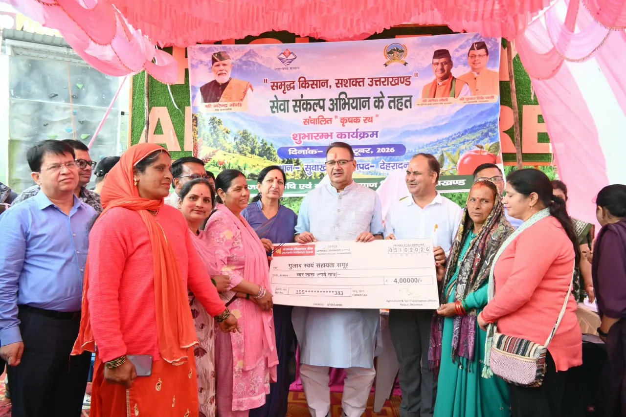 सुवाखोली में सेवा संकल्प अभियान के तहत कृषक रथ को हरी झंडी दिखाकर रवाना करते कृषि मंत्री गणेश जोशी