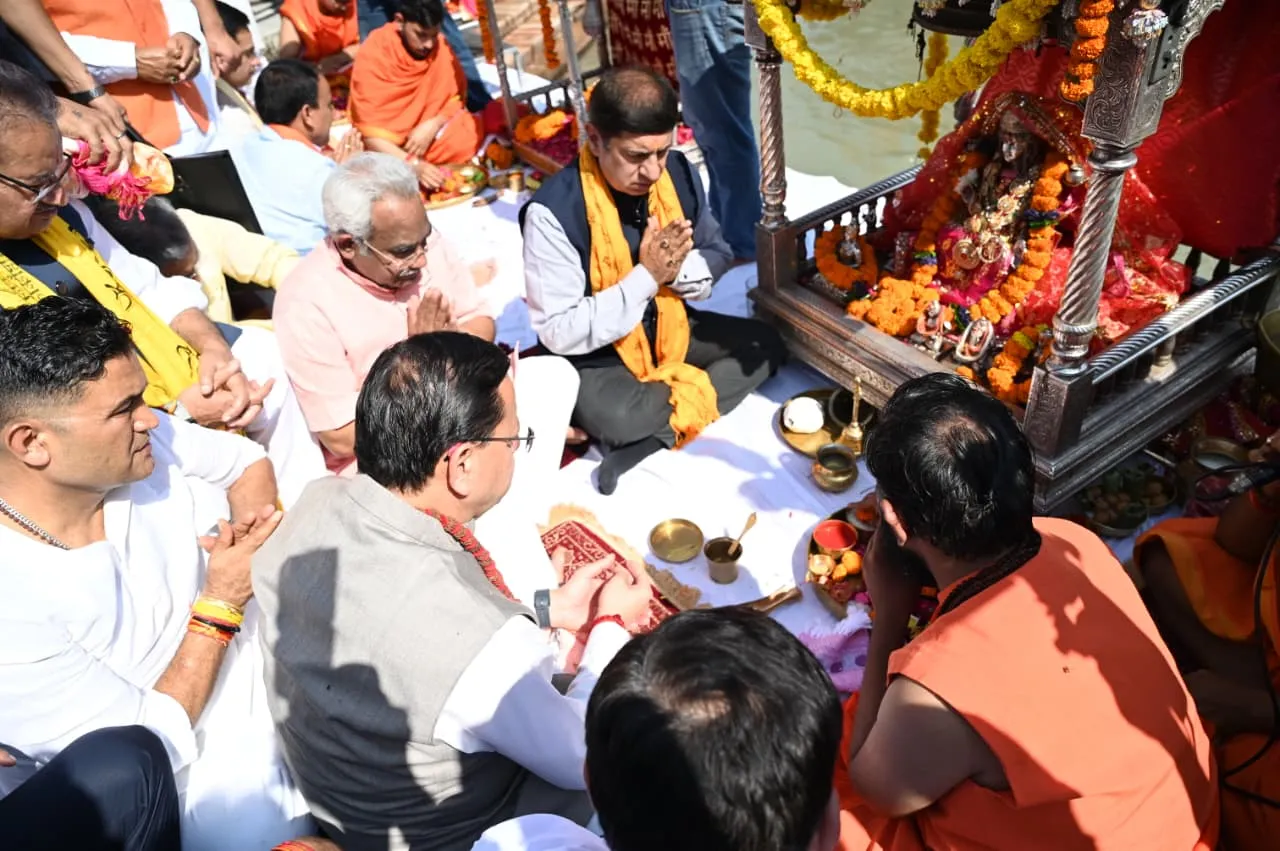 पीएम मोदी के सार्वजनिक जीवन के 25 वर्ष पूरे होने पर सीएम धामी ने हरकी पैड़ी पर की गंगा आरती