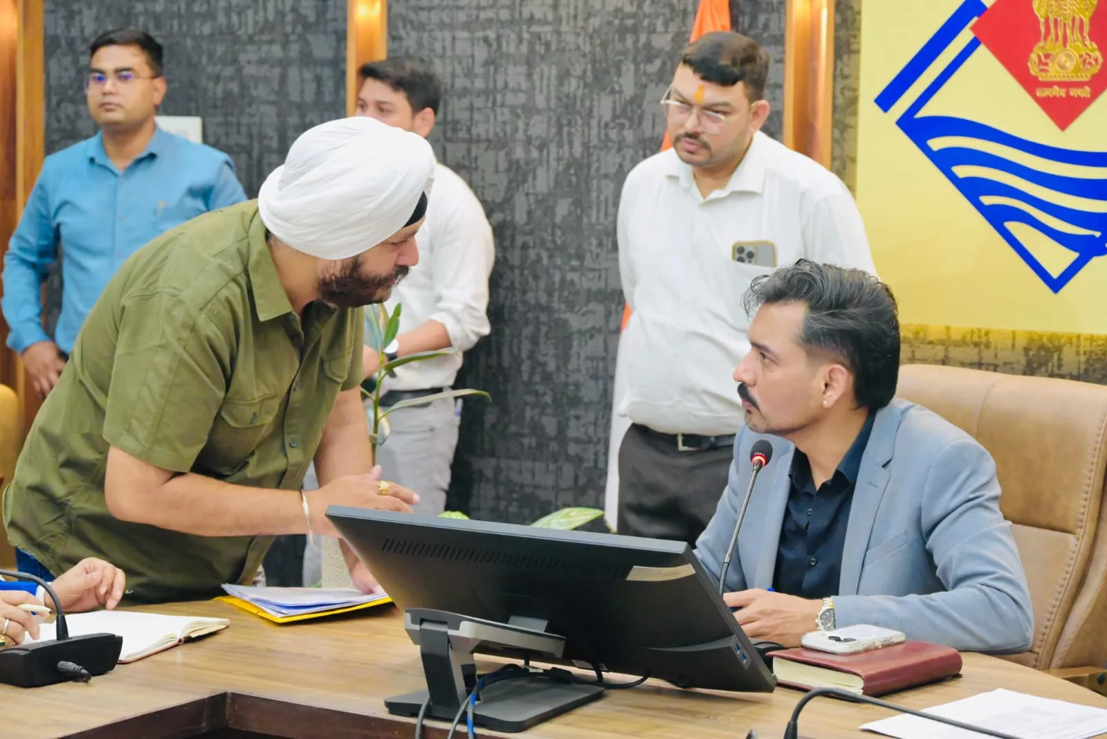 92 शिकायतें, कई परिवारों का दर्द; समाधान दिवस में डीएम ने अधिकारियों को दिए सख्त निर्देश