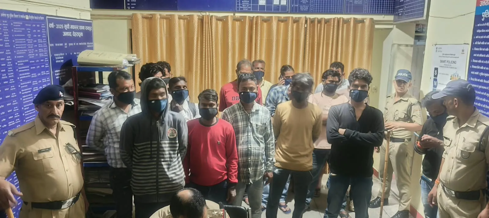 देहरादून: शराबियों को बस में भरकर थाने ले पहुंची पुलिस, 20 लोगों पर कार्रवाई; 45 के चालान