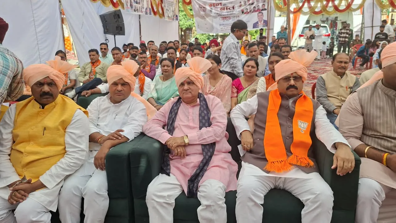 देहरादून में भाजपा नेताओं ने सुनी PM मोदी की मन की बात, महेंद्र भट्ट ने कार्यकर्ताओं से किया संवाद