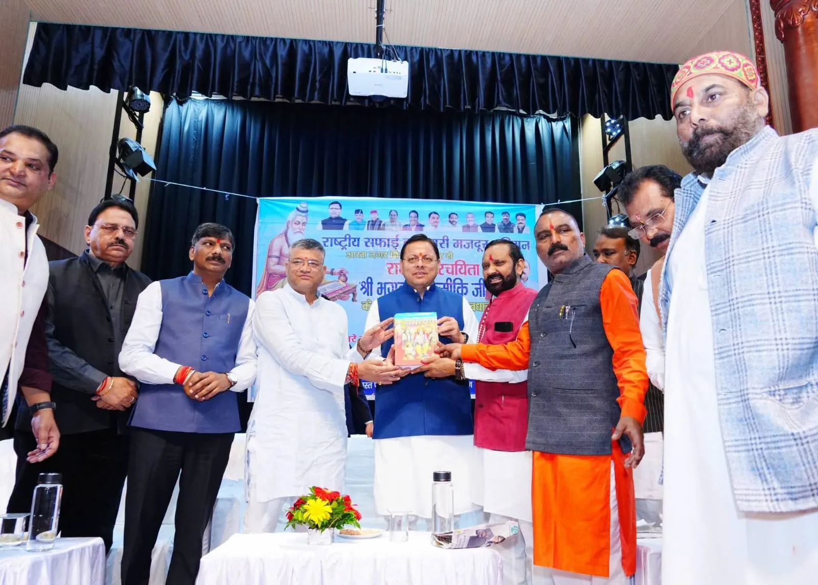 मुख्यमंत्री ने देहरादून में महर्षि बाल्मिकी प्रकटोत्सव के अवसर पर आयोजित शोभा यात्रा में किया प्रतिभाग