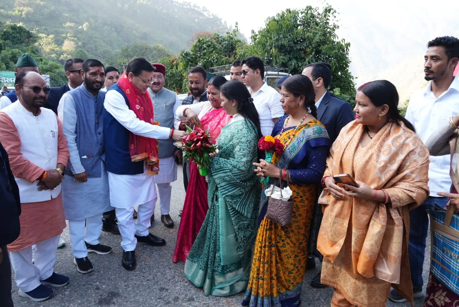 विधानसभा सत्र के लिए गैरसैंण पहुंचे CM धामी, गौचर और कर्णप्रयाग में पुष्पवर्षा कर हुआ भव्य स्वागत