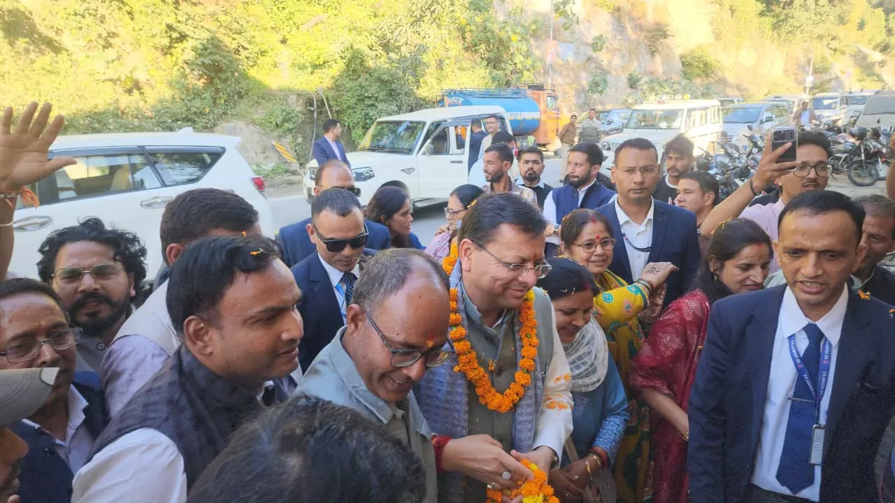 गैरसैंण से श्रीनगर होते हुए सड़क मार्ग से देहरादून लौट रहे मुख्यमंत्री धामी, रास्ते में कर रहे सड़कों का स्थलीय निरीक्षण