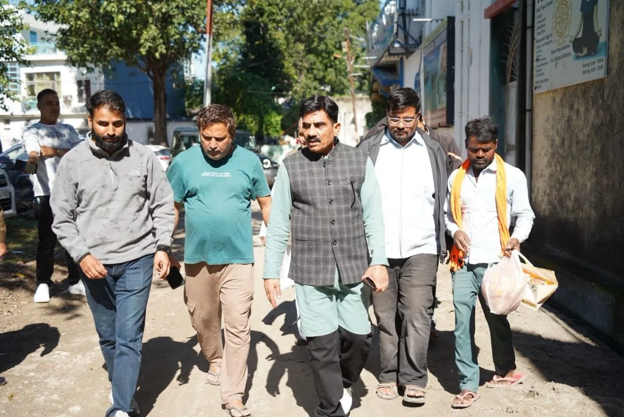 महापौर श्री शम्भू पासवान ने आवास विकास की गली नंबर-03 में 11 लाख रुपये की लागत से सड़क निर्माण कार्य का किया शुभारंभ